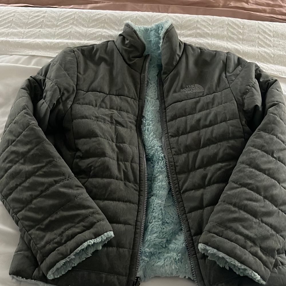 The North face girls reversible jacket. Size 10/12 wasabi color.